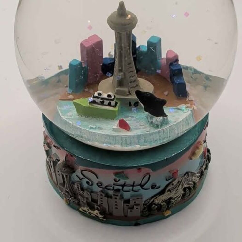 Vintage Seattle Space Needle Skyline Snow Globe
